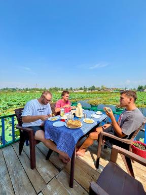Houseboat wild rose - Housity