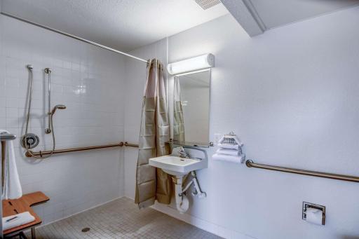 Park Inn by Radisson, Tracy - Housity