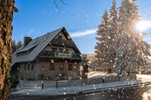 Berggasthof Heuberghaus, direkt am Rennsteig - Housity