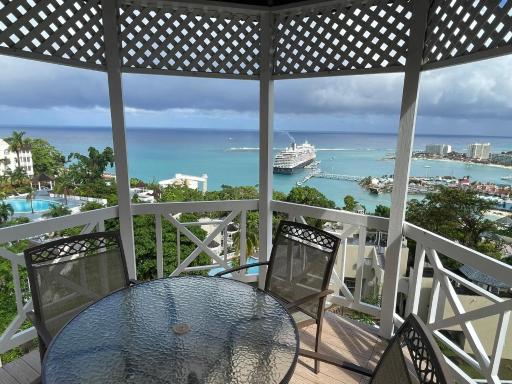 OceanBreeze Jamaica Penthouse, 7-Minute Walk to Beach - Hizvo