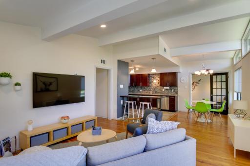 Bright and Modern Texas Getaway - 7 Mi to The Alamo! - Housity