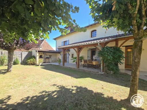 Maison de village avec jardin clos, randonnées, vélos gratuits, cheminée et équipements bébé. - FR-1-616-232 - Housity