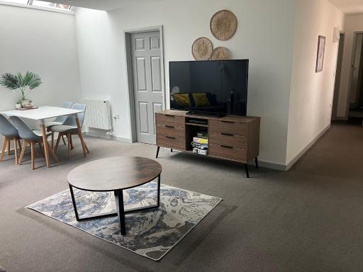 Lancing Apartments - Spacious 2 Bed - Sleeps 6 - Burnham Village - Housity