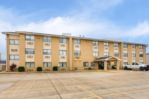 Super 8 by Wyndham Evansville East - Housity