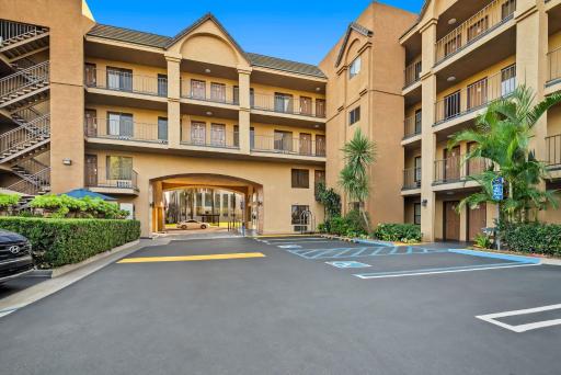 Howard Johnson by Wyndham Pasadena - Housity