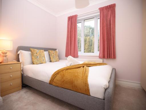 Spacious 5 Bedroom house in Wenvoe, Cardiff By N And N Stays, Perfect for Contractors, Corporate teams and Families Visiting the City, With Free Private Parking, Garden and WIFI - Housity
