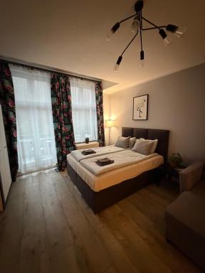 Apartament FLAMING z balkonem - ścisłe Centrum naprzeciwko PKP i PKS - darmowy parking - bezpłatne późne wymeldowanie - wystawiamy FV - self check in - Housity