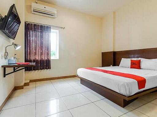 RedDoorz Plus at Karebosi Area 2 Makassar - Housity