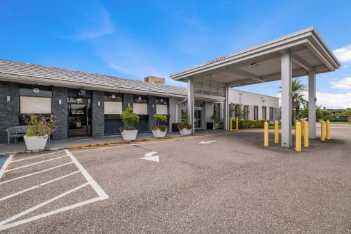 Clarion Inn & Suites Across From Universal Orlando Resort - Housity