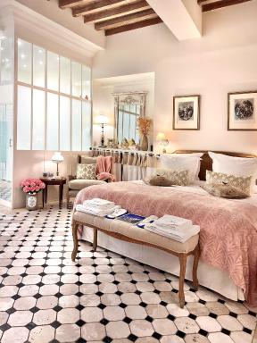 LES ANGES DELUXE AVIGNON - Suite Romantique Luxe - Free Parking and Jaguar Car Service - Housity