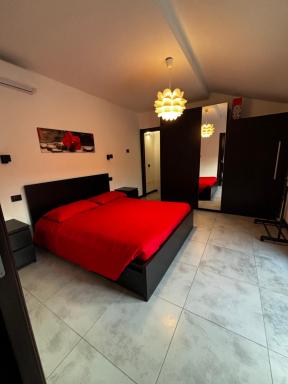 Modern Apartment with Balcony 2 Bedrooms & 2 Bathrooms near Cremona Fair - Housity