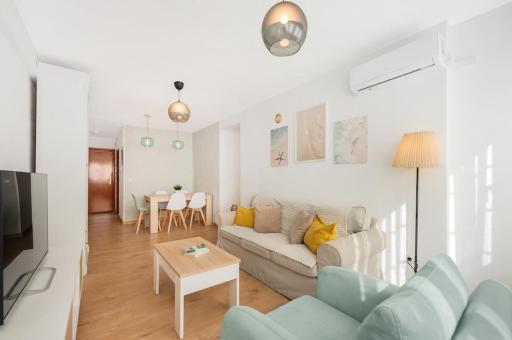 Bright & Spacious Apartment Near the Beach - Housity
