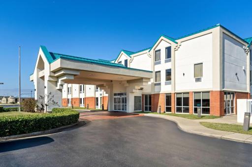 Days Inn & Suites by Wyndham Ridgeland - Housity