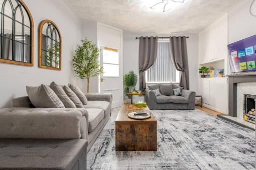 Cosy Brierfield house with fireplace and parking - Housity