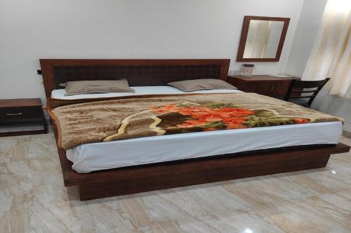 Hotel O V S - Housity