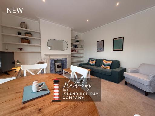 Bembridge Landing - 2 Bedroom Apartment with Parking in Bembridge Village, near Harbour and Beach - Housity