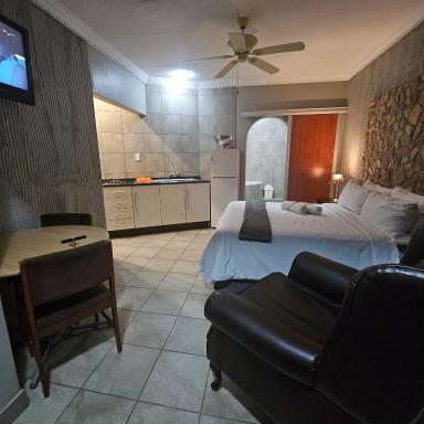 ZUCH Accommodation at Pafuri Self Catering - Executive Guest Suite - Housity