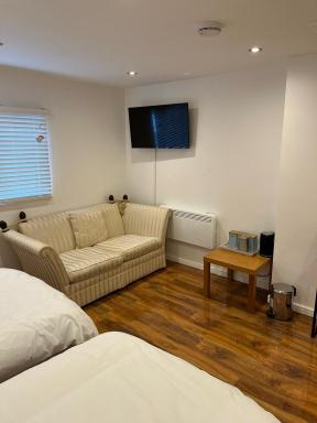 Large Twin Room in Chobham - Housity