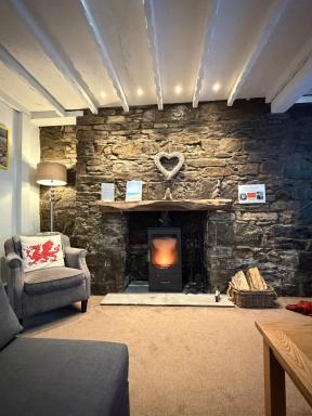 The Cwtch, Log Fire, Sleeps 6, Nr Zip World, Brecon and Bike Park Wales - Housity