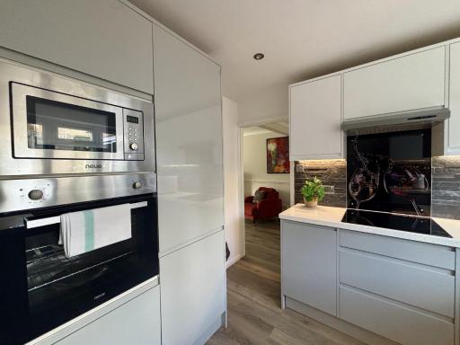Spacious 5 Bedroom House Addlestone - Housity