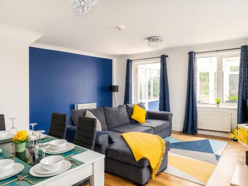 Grange Fields by Alt-Stay Contractor Accommodation - 3 Bed Contractor Home With Parking, Wi-Fi & Full Kitchen - Ideal For Long stays - Housity
