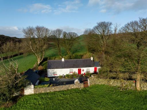 Tosses Cottage - Secluded cottage with hot tub - Housity