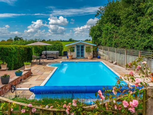 The Owl House with swimming pool and private hot tub - Hizvo