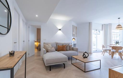 Elegant Penthouse with Private Rooftop Sun Deck in Los Naranjos, Marbella - Housity