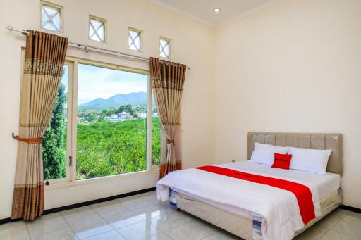 RedDoorz at Jestro Guest House Batu - Housity
