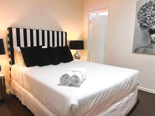 1 Sparkling Sanctuary Joondanna 3BR 2BA & Parking - Housity