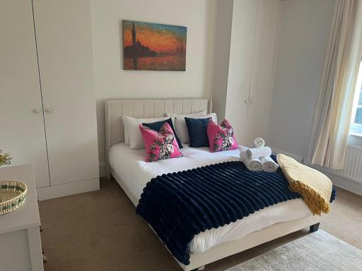 Stylish 1BR Teddington Flat Near Thames River - Housity