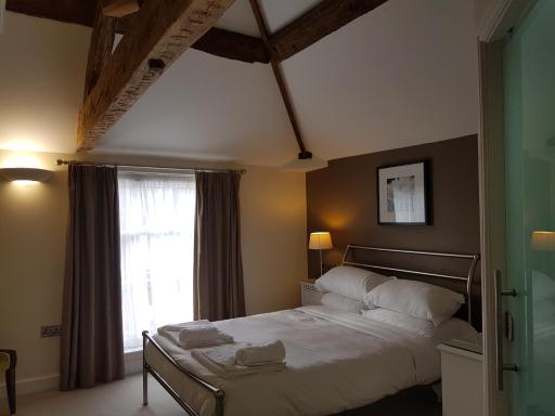 The Lion Hotel - Housity