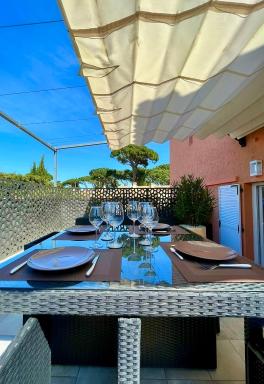 Studio climatisé, terrasse, parking privé, 50m de la plage - Housity