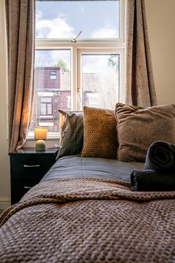 Westfield House, 2BR Sleeps 6, Oldham - Housity
