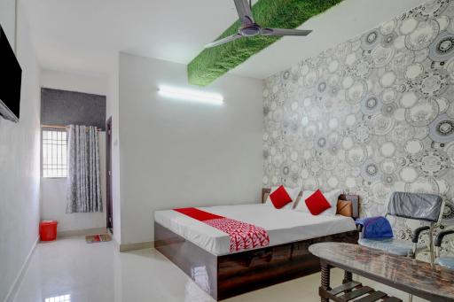 Super OYO Flagship Youth Hotel & Banquet Hall - Housity