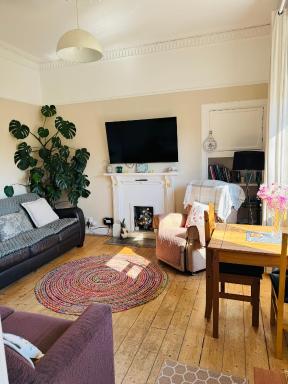 A Wee Cottage In Dunfermline - Housity