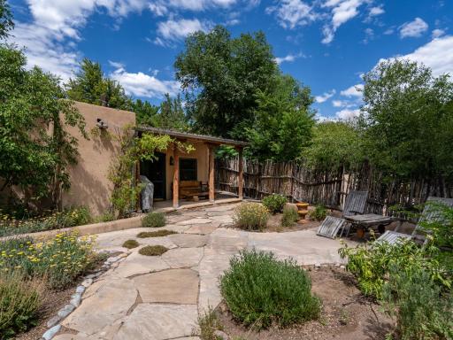 El Nido Lane Tesuque, 1 Bedroom, Sleeps 2, Private Yard, WiFi, Washer/Dryer - Housity