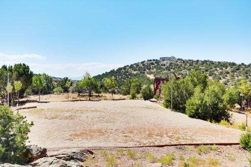 Sunlit Hills Art and Views, 3 Bedrooms, Sleeps 6, Hot Tub, Volleyball, WiFi - Housity