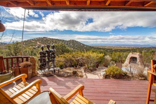 Sunlit Hills Art and Views, 3 Bedrooms, Sleeps 6, Hot Tub, Volleyball, WiFi - Housity