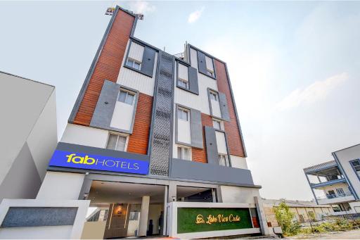 Collection O Lakeview Castle - Housity