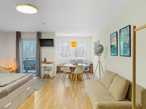 Studio near Altstadt /w Workspace, Feng-Shui & Art - Housity