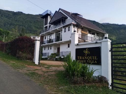 Tranquil Edge Villa - Housity