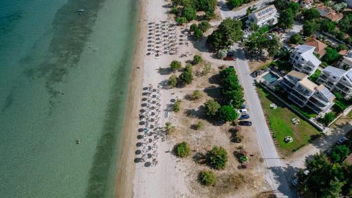 Beachfront Sentimento Sea Breeze - Housity