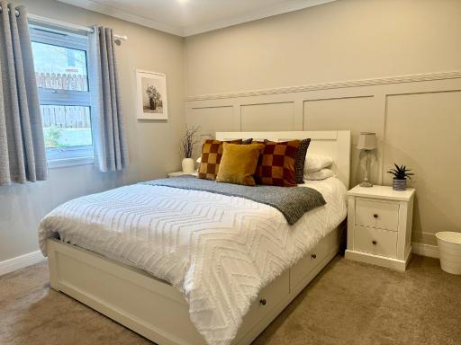 Holly Lodge - Luxury Two Kingsize bedrooms with private entrance - entire place - Housity