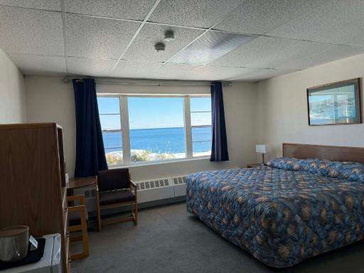 The Shoreline Inn - Housity