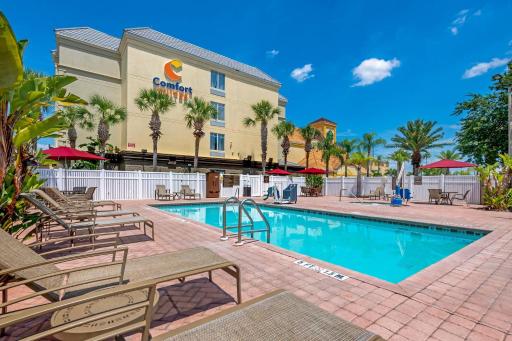 Comfort Suites Near Universal Orlando Resort - Housity