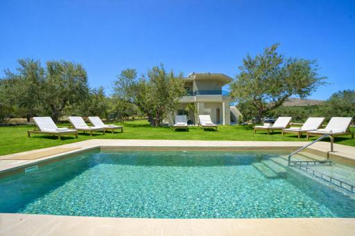 Villa Marian with Private Swimming Pool & Jacuzzi - Housity