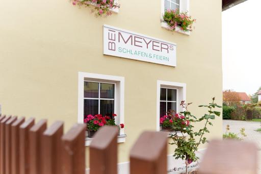 Bei Meyers Schlafen & Feiern - Housity