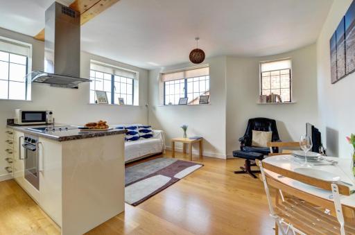 Flat 8 Broadleys - Housity