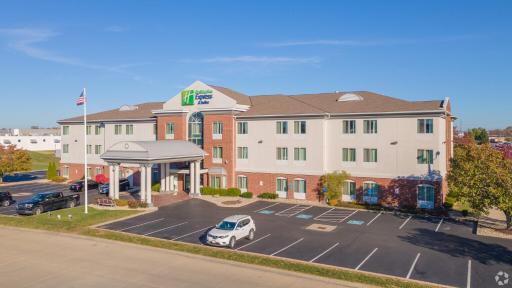 Holiday Inn Express Hotel & Suites Cincinnati-Blue Ash by IHG - Housity
